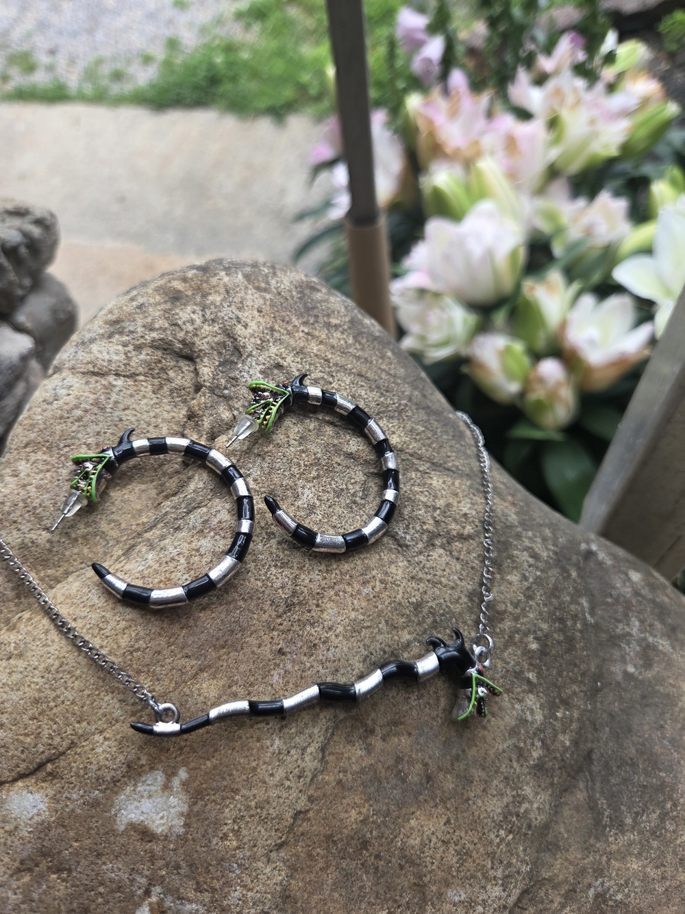 Hot Topic Beetlejuice Sandworm Necklace & Hoop Earrings Set NWOT Rare Gothic
